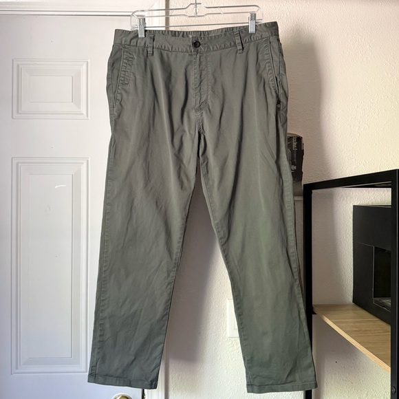 VUORI men’s grey cotton slim straight leg cropped pants